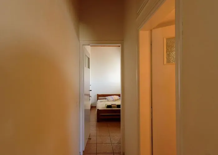 Το Ανώι Του Ζαννή - The Upper Storey *